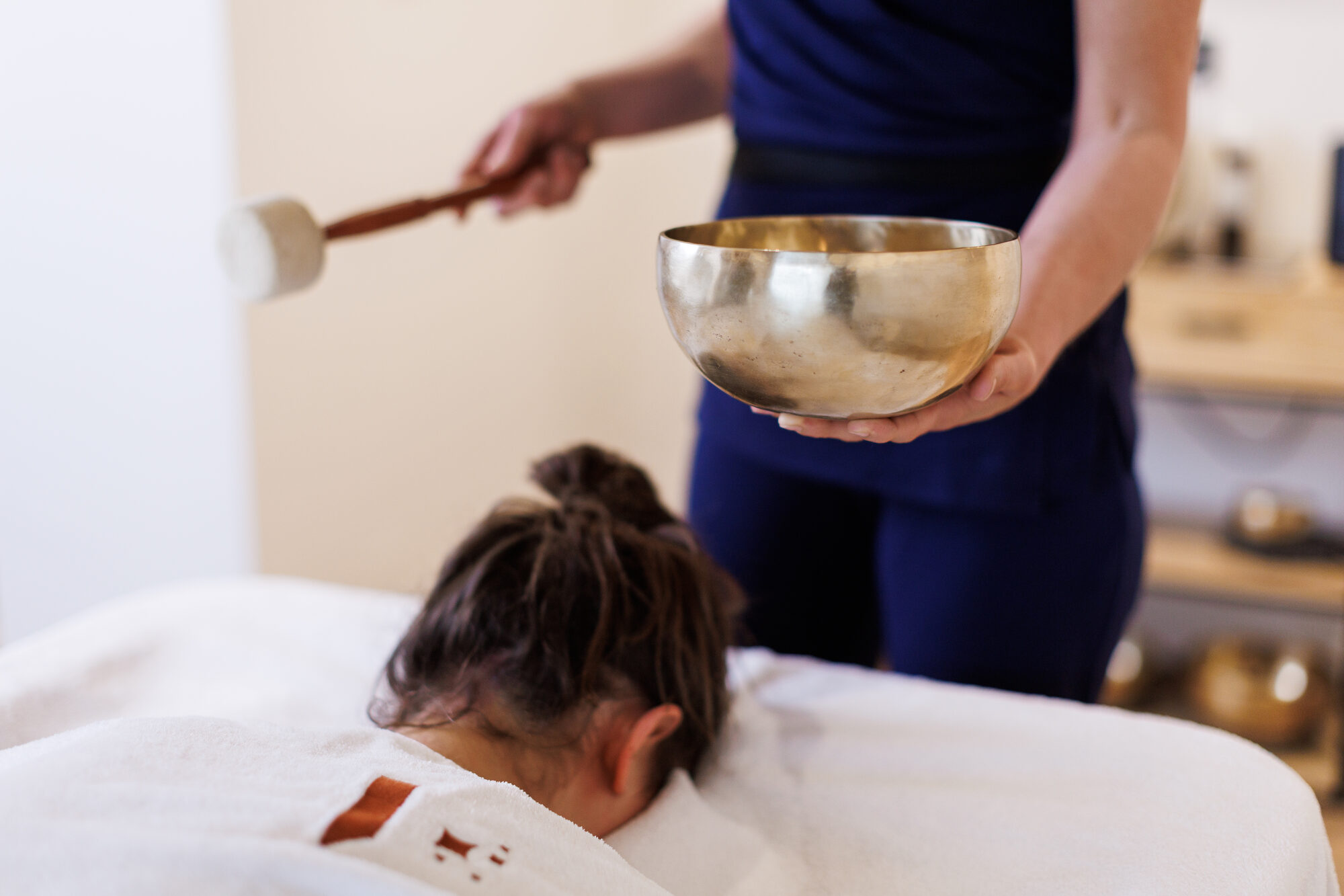 Sound therapy with singing bowls