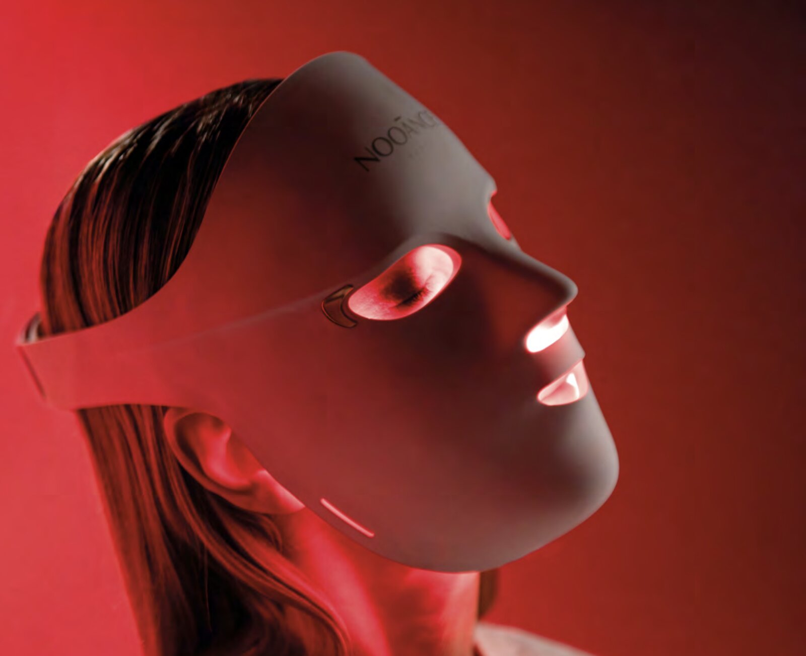 NOOANCE Elite X600 LED phototherapy mask in use
